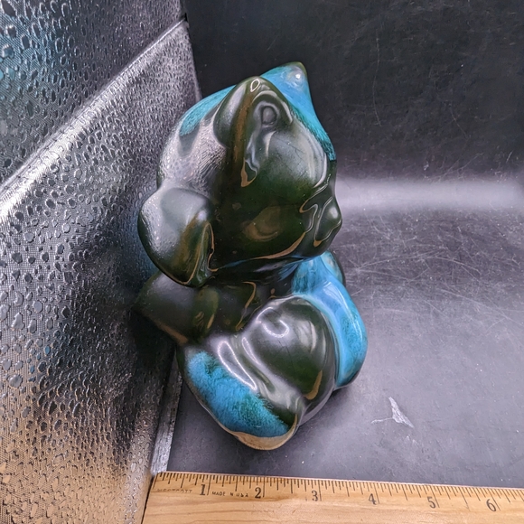 Charming Blue Mountain Pottery Cat and Ball of Yarn Figurine Black and Teal - Picture 8 of 10